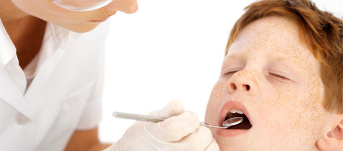 تدبير أسنان الأطفال الذين يبدون ألمـاً سنياً